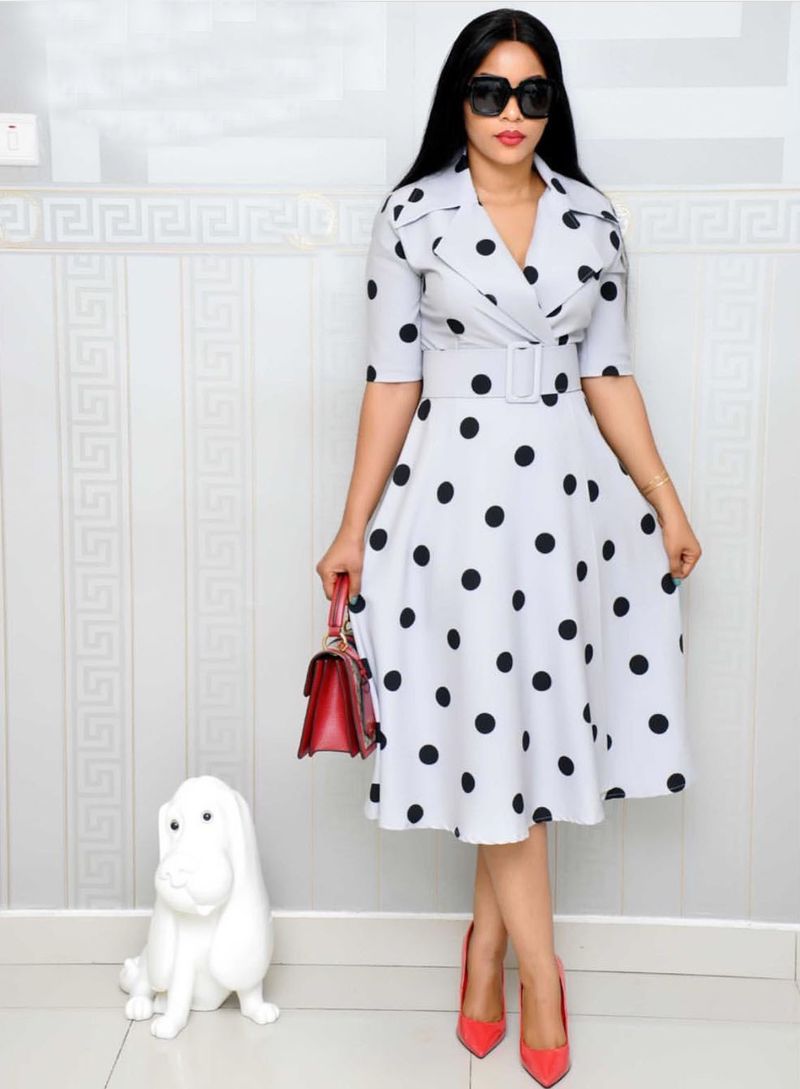 Damen-Kleid mit Anzugkragen, gepunktetem Kragen, mittellangen Ärmeln, großem Saum und breitem Gürtel_voghion.com