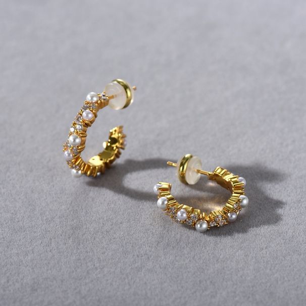 Brincos femininos elegantes em formato de C com pérolas e zircônias, banhados a prata 925, hipoalergênicos, design geométrico minimalista, uso diário_voghion.com