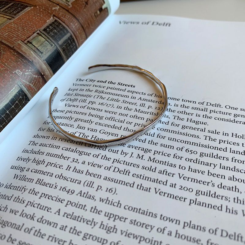 Zapestnica in zapestnica iz sterling srebra z nepravilno konkavno teksturo za ženske s hladnim in elegantnim slogom, lahkotnim razkošjem, odskočnim in krožnim slogom_voghion.com