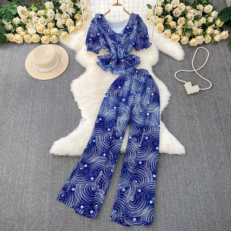 Leichtes und reifes Outfit, schlankmachendes, kurzärmliges T-Shirt mit Rüschen und V-Ausschnitt + hoch taillierte, bedruckte Chiffonhose mit geradem, weitem Bein, zweiteiliges Set_voghion.com