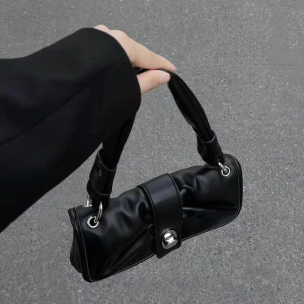 Un bolso de mano femenino de 2024, fácil de combinar para salir a la calle. Es práctico y versátil, ideal para llevar debajo de la axila._voghion.com