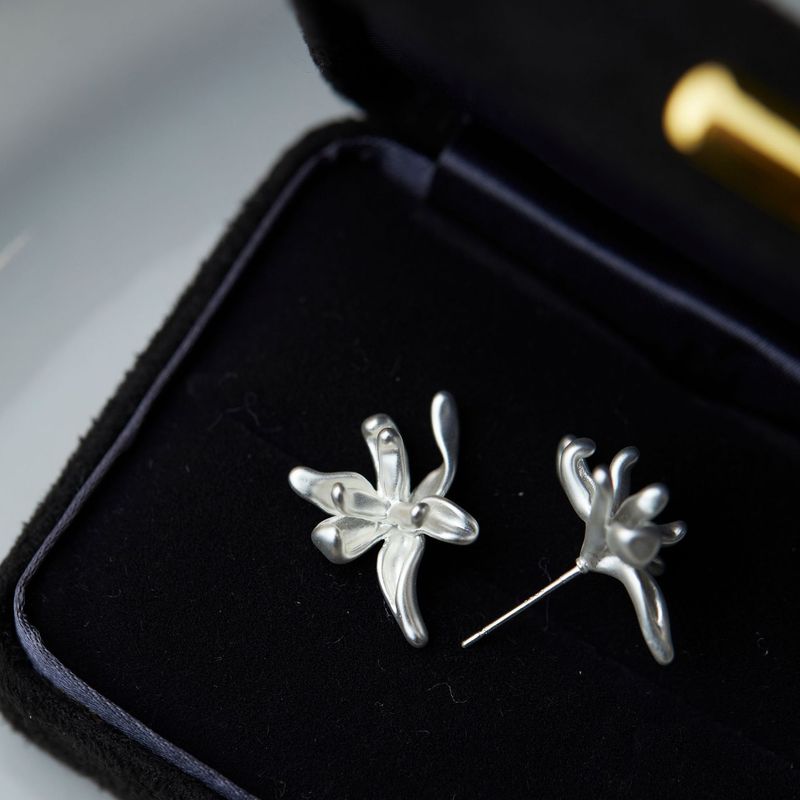 [Iris] Orecchini a forma di fiore in metallo opaco Super Fairy in stile francese per donna, clip per orecchie di alta qualità, spirale antizanzara, senza piercing_voghion.com