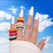 2025 Neuheiten Neue geometrische mehrfarbige transparente Acrylharzringe Set für Damen Mode Regenbogen runder Stapelfingerring Party_voghion.com
