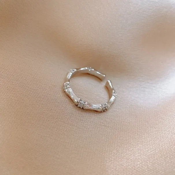 Anello color argento con dettagli in cristallo di bambù, stile delicato ed elegante, ideale per valorizzare look delicati e come regalo_voghion.com