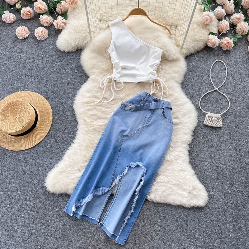 Zweiteiliges Set mit gesmokter Träger-Schulterweste und unregelmäßigem, geschlitztem Jeansrock für Damen_voghion.com