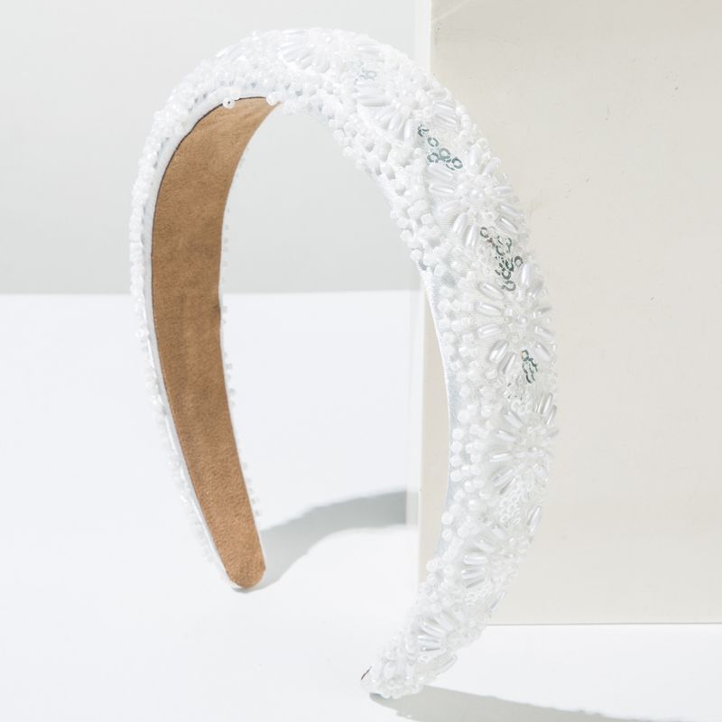 Neues minimalistisches Stirnband, handgenäht mit Reisperlen und Pailletten, das ein stilvolles, vielseitiges Stirnband mit hohem Kopf ausstrahlt_voghion.com