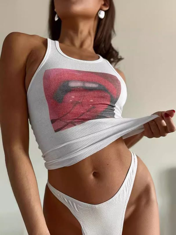 Damski dzianinowy elastyczny abstrakcyjny duży usta wiśniowy nadruk kontrastowy kolor regularny okrągły dekolt bez rękawów_voghion.com