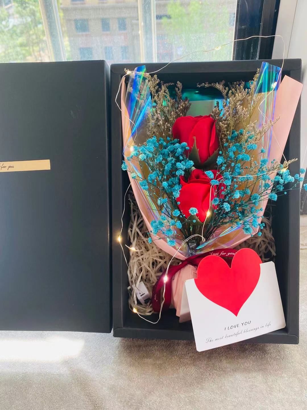 Prezenty na święta, Boże Narodzenie, Walentynki, Róże i gipsówka, Kwiaty konserwowane dla dziewczyny, Prezenty z oświetleniem LED_voghion.com