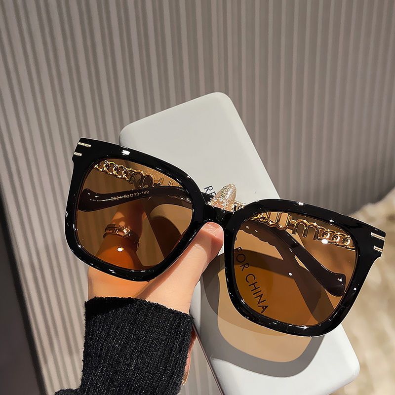 Edizione coreana avanzata Nuova catena Moda Instagram Popolare Occhiali da sole personalizzati resistenti ai raggi UV con montatura grande Tendenza da donna_voghion.com