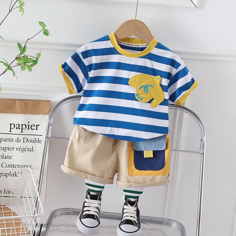 Poiste lahe laia triibulise taskuga lühikeste varrukatega Korea suvekostüümikomplekt imikutele ja väikelastele 2024. aastaks._voghion.com