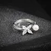 Silberfarbener offener Ring mit floralen Strass- und Perlenakzenten – ein elegantes Geschenk für sie. Hochwertig und zart._voghion.com