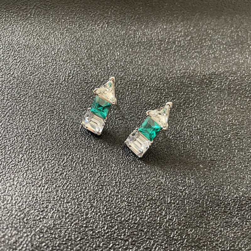 Brincos de diamante em vidro verde e azul com elementos geométricos de designer_voghion.com