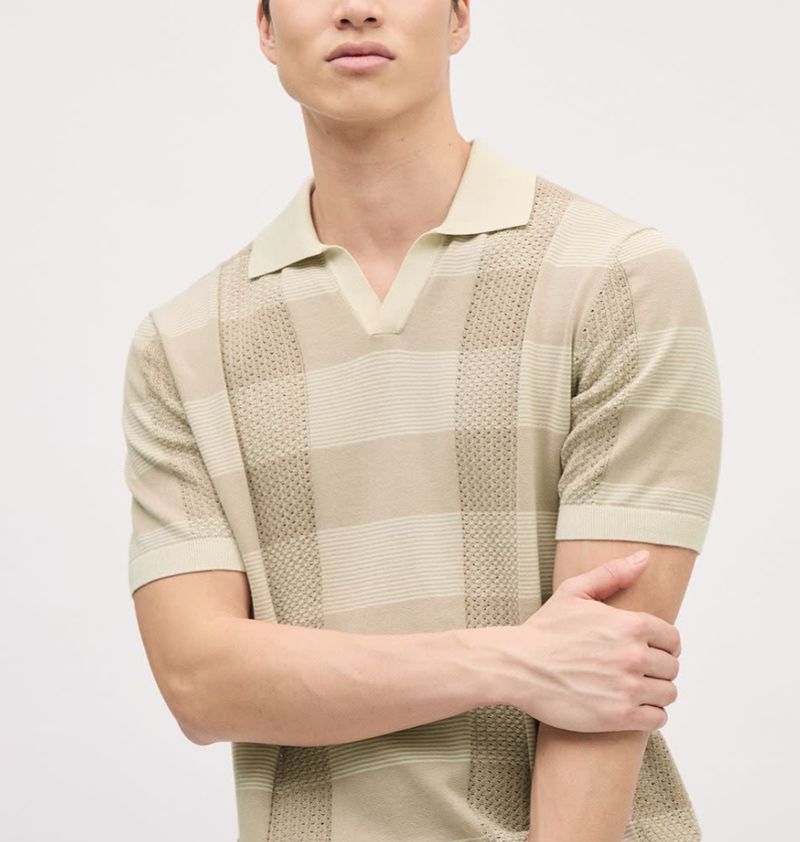 Polo da uomo in maglia con scollo a V e maniche corte, modello traforato_voghion.com