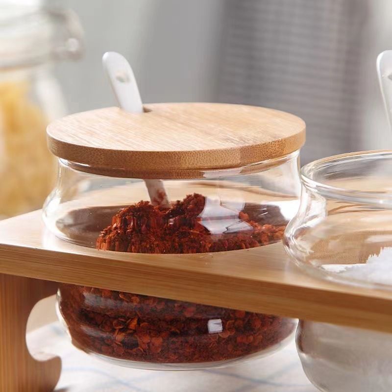 Gewürzdosen-Set aus Glas für die Küche, Gewürzbehälter mit Holzständer, Salz- und Zuckerstreuer, luftdichte Deckel, einfaches Ausgießdesign, minimalistische Speisekammerorganisation_voghion.com