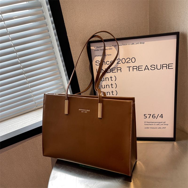 Großvolumige Tasche Damen 2023 Neue High-End-Mode-Nischendesign-Umhängetasche All-Match-Retro-Pendler-Einkaufstasche_voghion.com