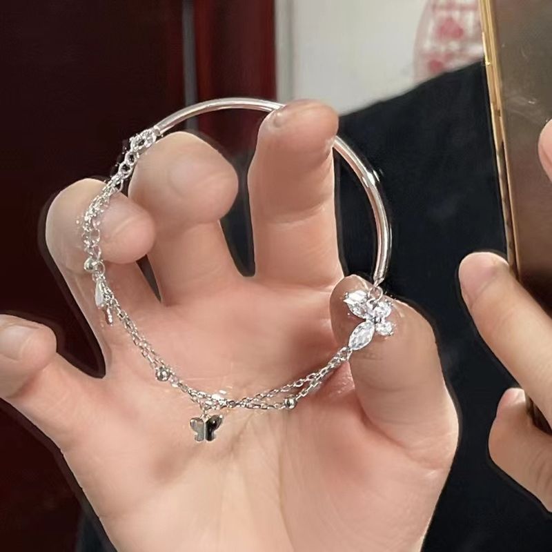 Braccialetto a farfalla a mezza lunghezza W, Instagram incolore, piccolo design elegante, semplice ed elegante, regalo di San Valentino per_voghion.com