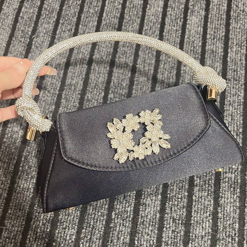 Die Party wird mit einer Iron Diamond-Schuhtasche, ausgehöhlten Sandalen mit runden Zehen und einem stilvollen Dinner-Set kombiniert_voghion.com