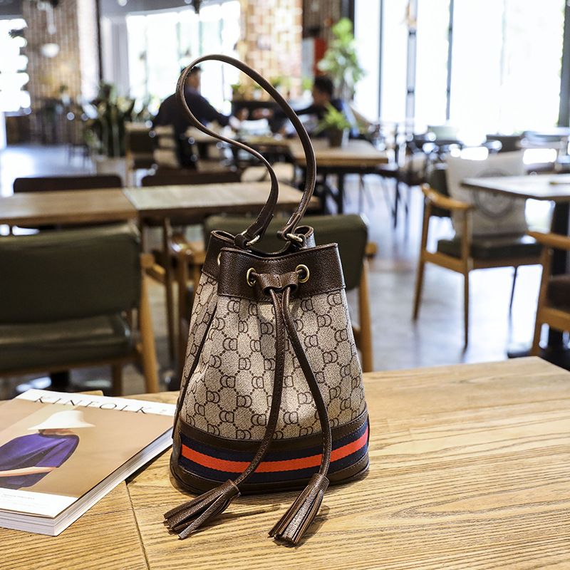 2023 New Super Hot Women's Bag Light Luxury Niche Foreign Style Spring and summer bucket portable Messenger high-end presbyopic drawstring bag_voghion.com