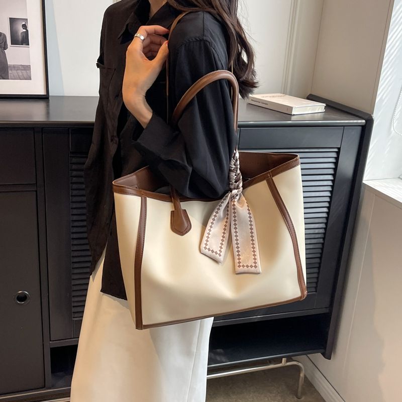 High End Minimalist Contrasting Large Bag For Women 2024 New Versatile Popular Shoulder Bag Large Capacity Commuting Tote Bag_voghion.com