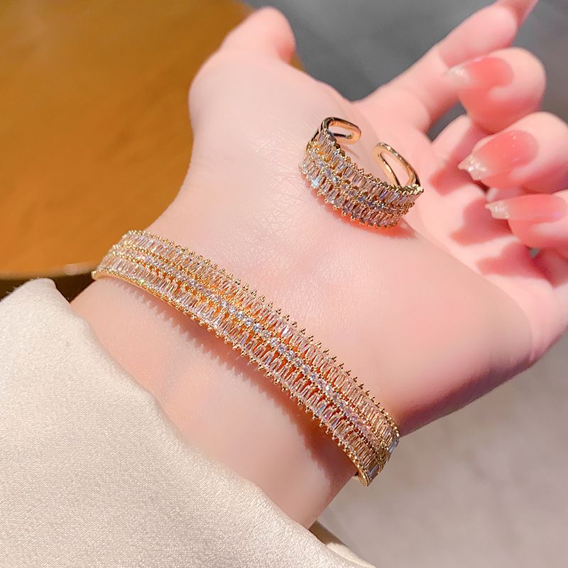 Anello aperto geometrico LISA YUNXI - Anello quadrato a T con micro pavé di zirconi cubici, gioiello regolabile in ottone placcato oro 18 carati (VJ388)_voghion.com