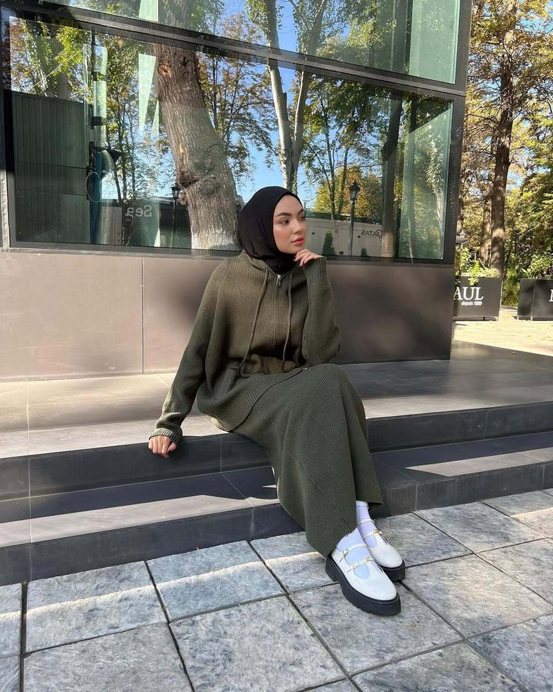 ​​Damen-Set aus Kapuzenpullover und Rock – Lässiges Frühlingsoutfit in Unifarben für Komfort im Alltag​​_voghion.com