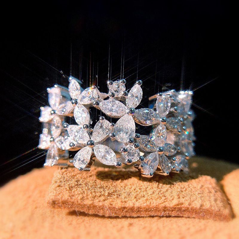 2021 Trendy New Blattförmiger Ring für Frauen Gold eingelegt mit echten Diamanten Vorschlag Verlobungsschmuck_voghion.com