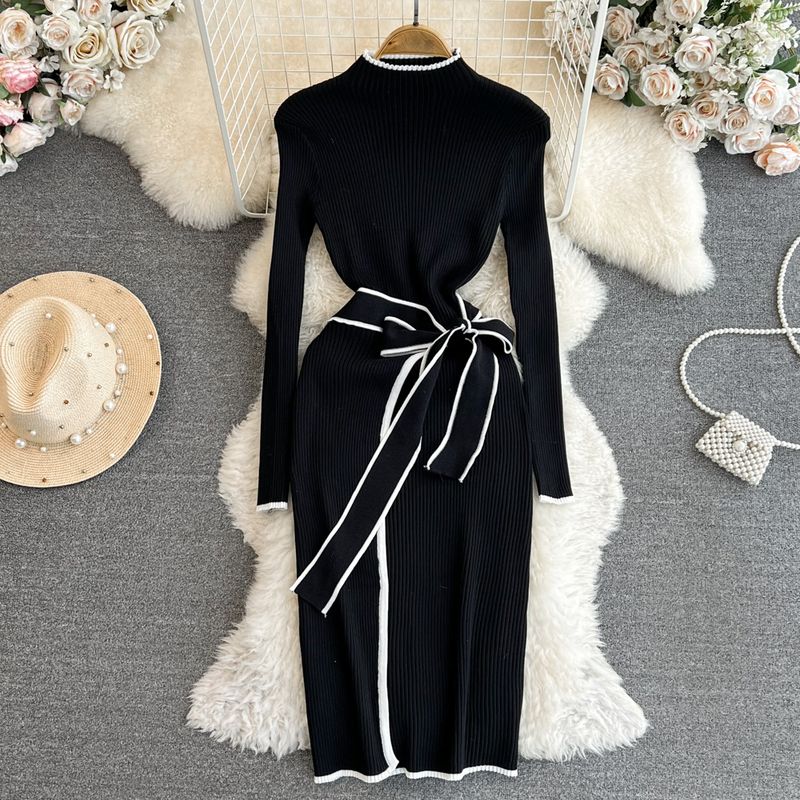 Damenbekleidung, kontrastfarbenes, langärmliges Stehkragen-Strickkleid mit Taillenform und mittellanger Schnürung und Hüftabschluss_voghion.com