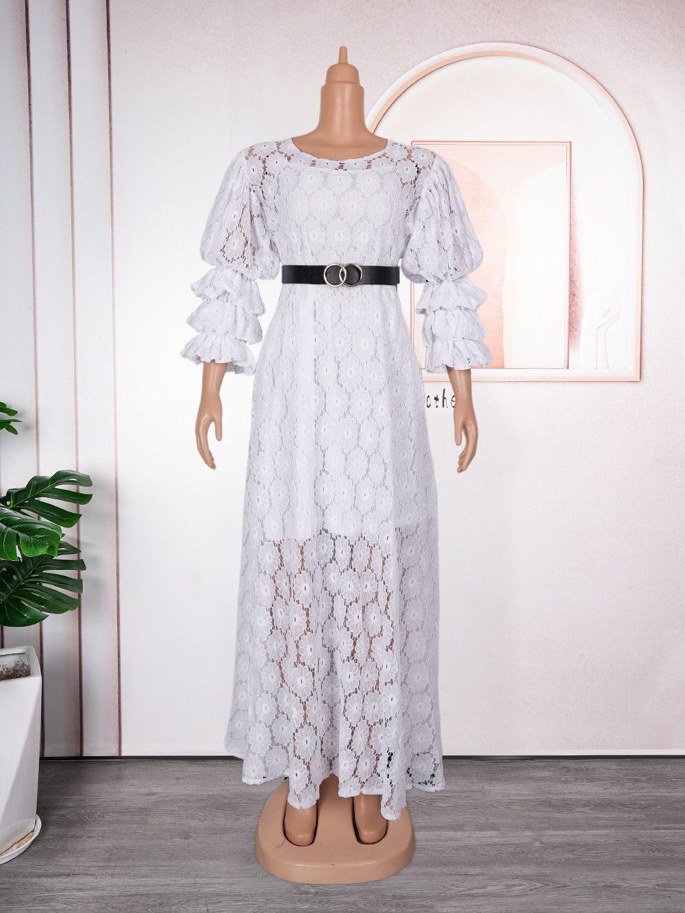 Abito in pizzo con scollo rotondo da donna taglie forti Robes_voghion.com