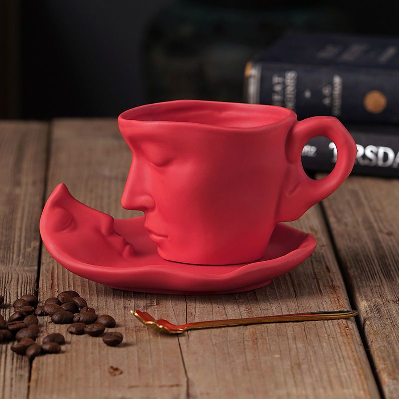 Escultura de cerâmica criativa estilo europeu, caneca para casal, conjunto de xícara e pires de café fosco de 260 ml_voghion.com