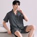 Herren-Nachtwäscheset aus Eisseide – Leichter und atmungsaktiver Kurzarm-Pyjama mit satinartigem Finish, Sommer-Loungewear für Zuhause und unterwegs_voghion.com
