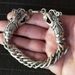 Un braccialetto in argento con testa di drago splendidamente intagliato proveniente da Xizang, Cina_voghion.com