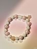 Handgefertigtes Keramikarmband aus Jingdezhen: Kunsthandwerklich gefertigt mit Perlen in zarten Pastellfarben, floralem Emaille-Anhänger und goldenen Details für alltägliche Eleganz_voghion.com