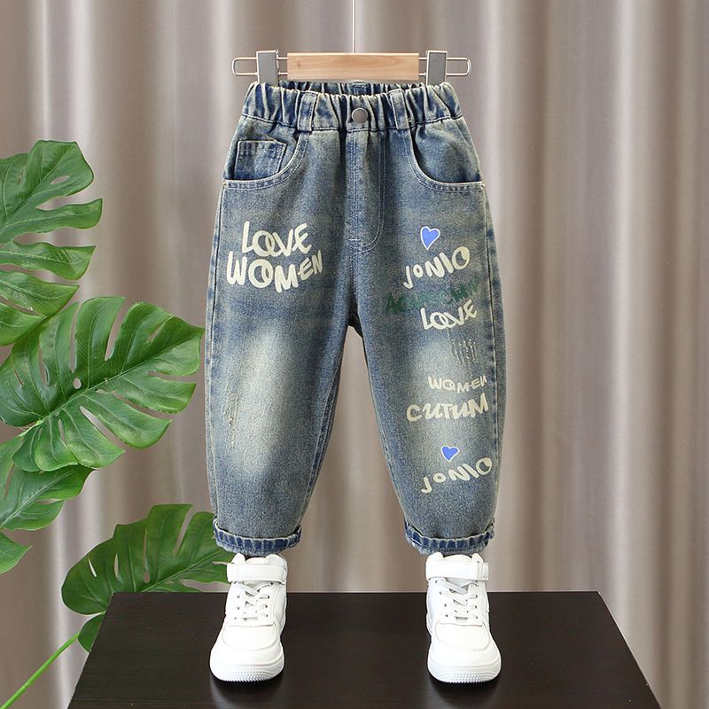 Guttejeans og koreansk barneversjon av vårmoten er superkul og eksotisk. Guttebukser for vår og høst._voghion.com