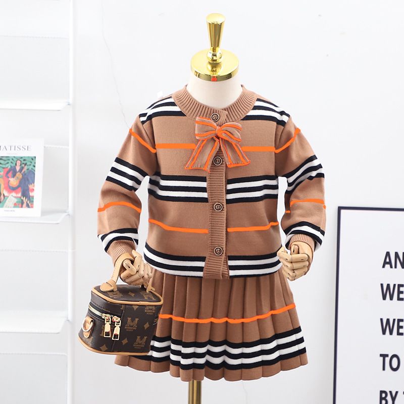 Pull tricoté pour filles, usine de vêtements pour enfants du commerce extérieur, nouvelle collection 2024, costume tricoté à rayures avec nœud, jupe plissée élégante_voghion.com