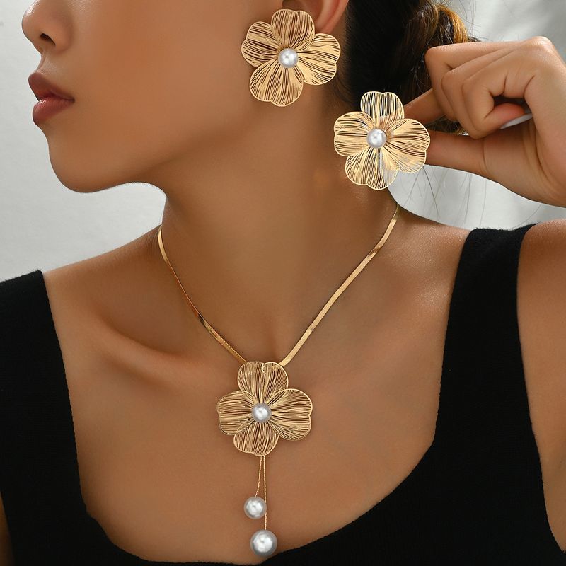 Ladies Necklace Earrings Set Joker Flower Inlaid Pearl Design Niche Long Clavicle Chain_voghion.com