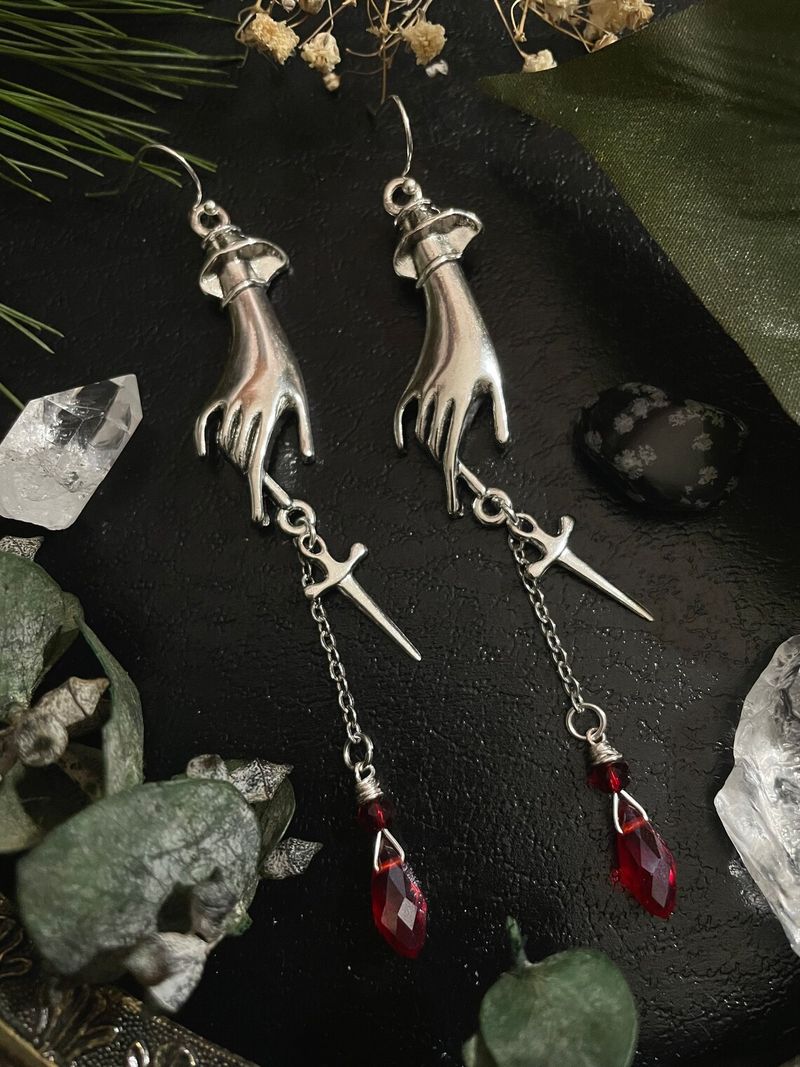 Orecchini Orecchini con ciondolo a forma di mano-spada gotica_voghion.com