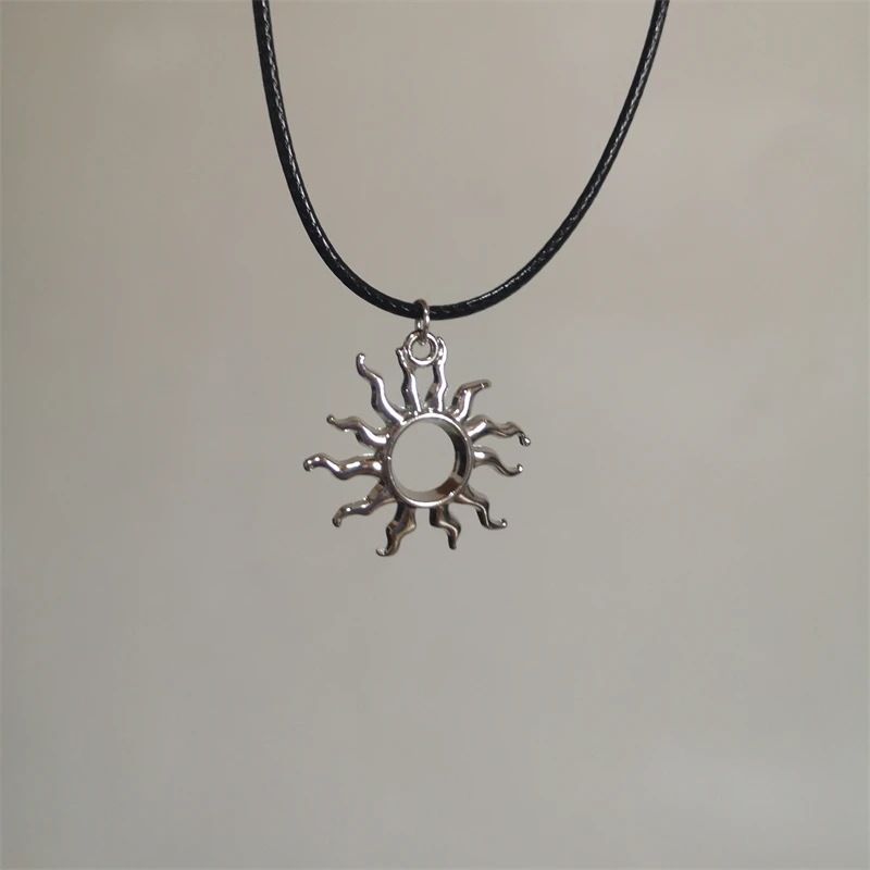 Colar com pingente de cordão de couro estilo hip hop unissex moderno estilo Sun Star Swirl com design de nicho e corrente para clavícula_voghion.com
