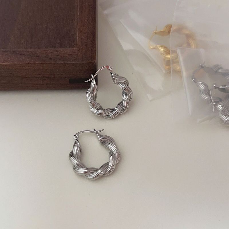 Goldene Twist-Ohrringe für Damen, modisches High-End-Nischendesign, leichte, luxuriöse französische Ohrringe_voghion.com