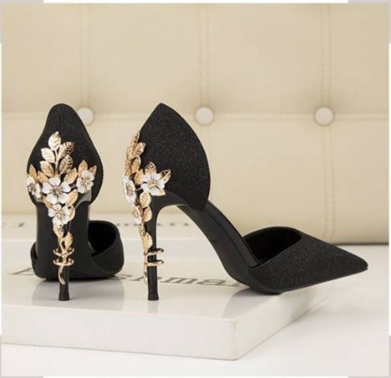 The Party Is Paired With An Iron Diamond Shoe Bag Hollowed Out High-heeled Round Toe Sandals And A Stylish Dinner Set_voghion.com