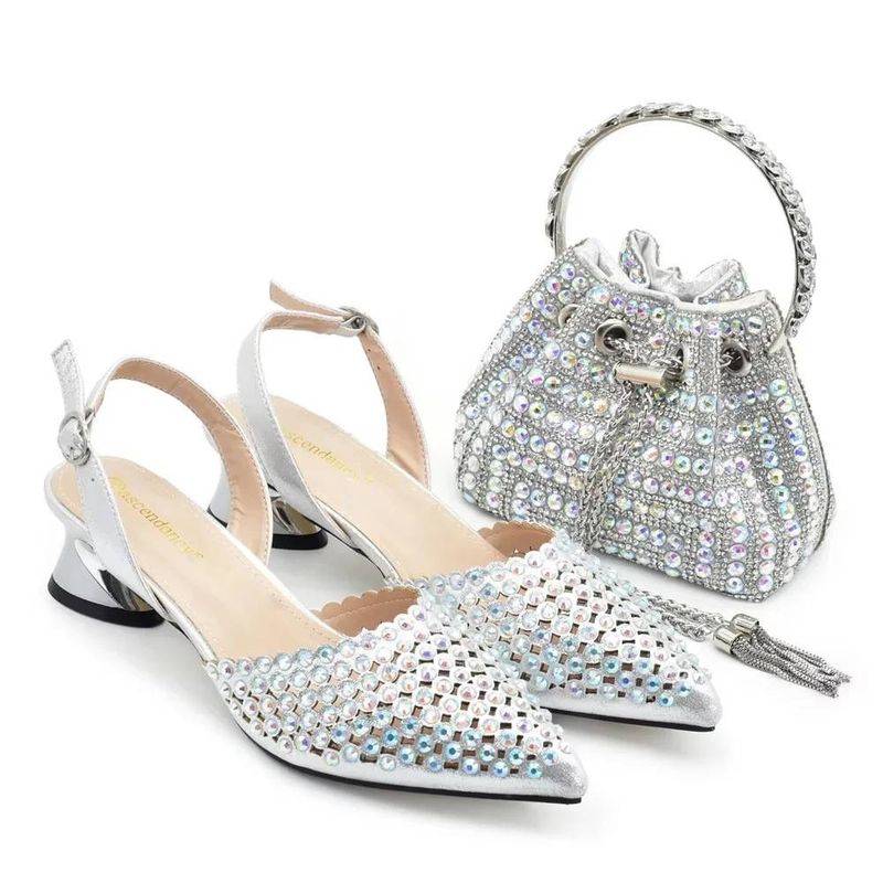 Kombinieren Sie den Abend mit High Heels mit runden Fischmaul-Sandalen mit gebrochenen Diamanten und einer Handtasche mit Glitzer-Diamanten_voghion.com