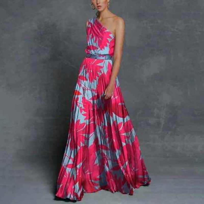 Stile abbigliamento donna, colore a contrasto, giunture, spalle scoperte, abito lungo e sottile_voghion.com
