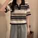 Maglietta a maniche corte con colletto POLO e spalla anteriore a righe da donna con design unico, di nicchia, dolce ed elegante_voghion.com