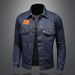 Giacca in denim con tasca applicata blu scuro, stile CT 2025, da uomo, QT5027/D9914_voghion.com