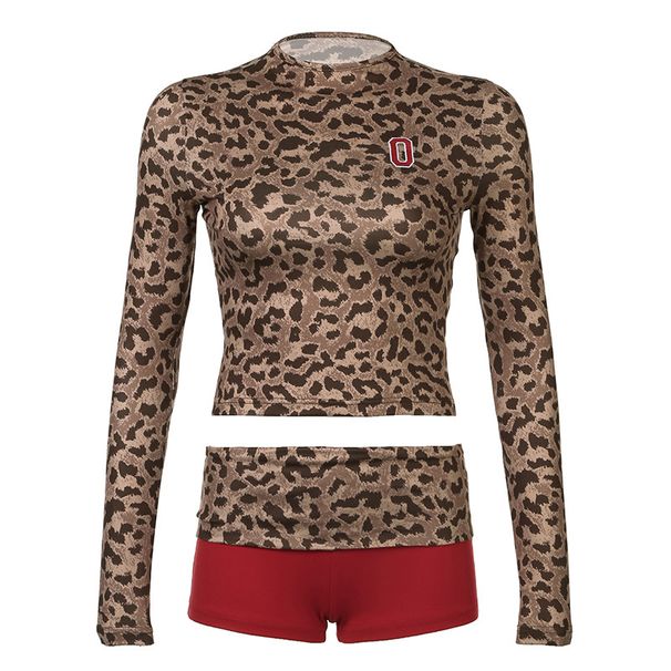 Maglietta pullover a maniche lunghe con scollo rotondo a contrasto e stampa patchwork leopardata, vita alta e pantaloncini svasati Basic_voghion.com