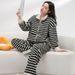 Herbst und Winter Neue verdickte gestreifte Stehkragen Pyjamas Damen Strickjacke Langarm Langes zweiteiliges Set_voghion.com