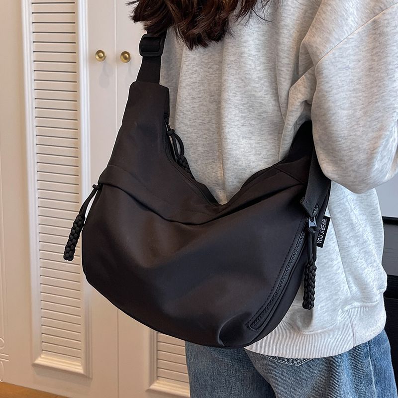 2024 New Canvas Women's Commuter Handbag Large Capacity Shoulder Fall and Winter Underarm Bag_voghion.com