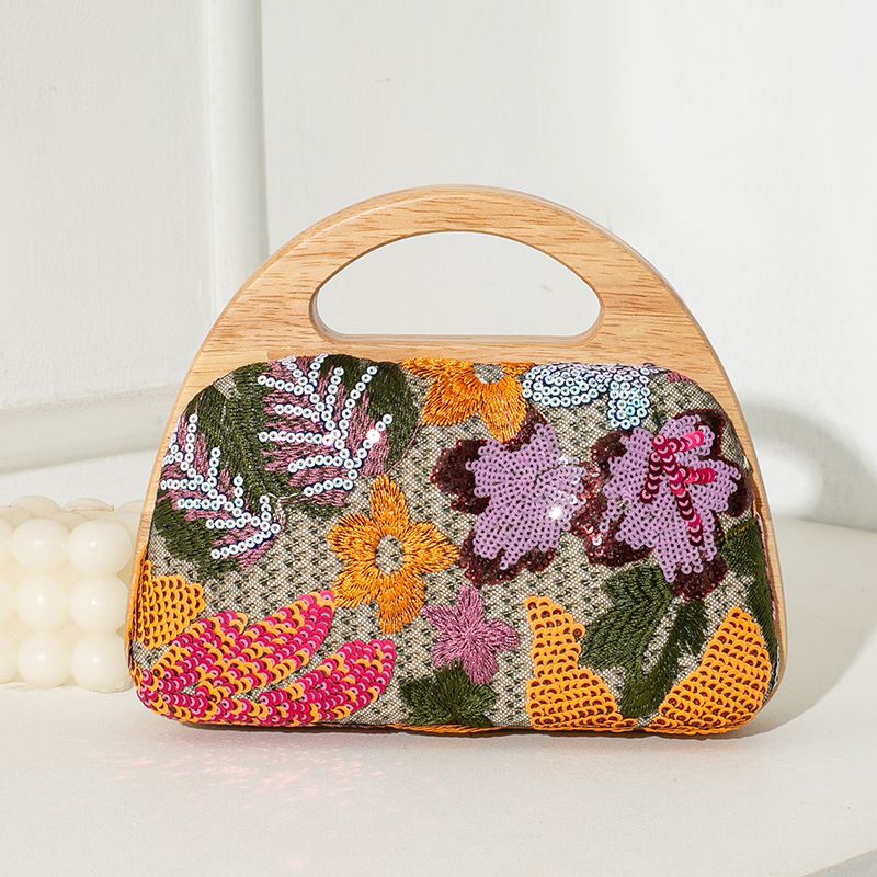 Pochette de soirée bohème en bois et osier avec tulle brodé et chaînette amovible, idéale pour les mariages bohèmes chics et les fêtes d'été._voghion.com