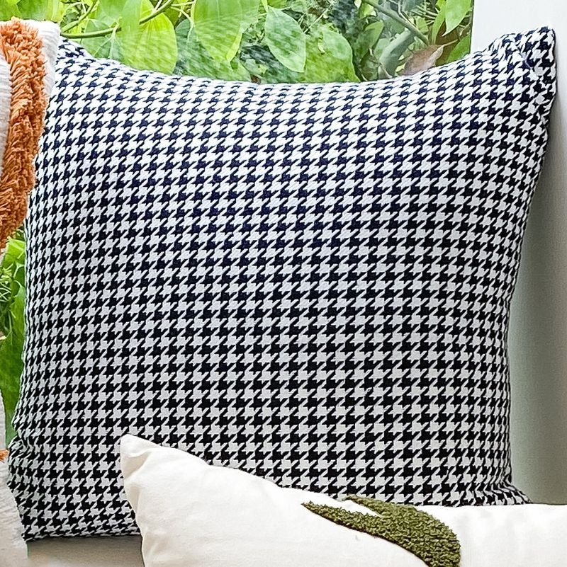 Kariertes, abstrakt besticktes Wurfkissen – Karamellfarbener geometrischer Kissenbezug für Sofa, Erkerfenster (minimalistisches getuftetes Design, weiche Baumwoll-Leinen-Mischung)_voghion.com