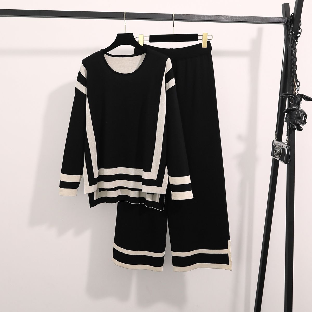 Damenbekleidung, modisch, schlicht, mit lockeren, langärmeligen Oberteilen, hoher Taille, schmale Hose mit weitem Bein, gestrickter zweiteiliger Anzug_voghion.com