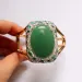 Braccialetto aperto in cristallo di giada verde malese a faccia larga per donna placcato in oro pieno di piccole pietre preziose moda personalizzata_voghion.com